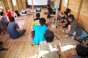 Paul Redman leads a training session in Muara Tae (c) EIA